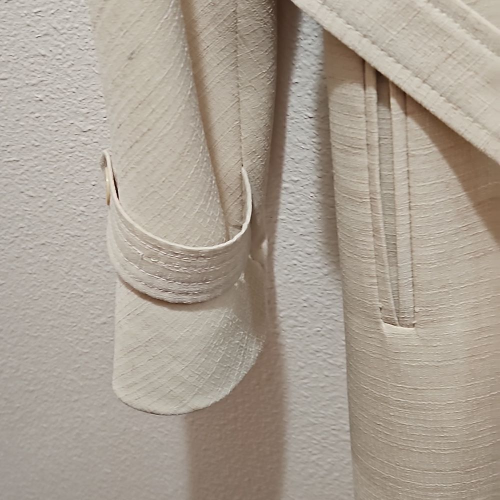 Vintage trench coat. Maker unknown size 12. Lt tan - Picture 3 of 5